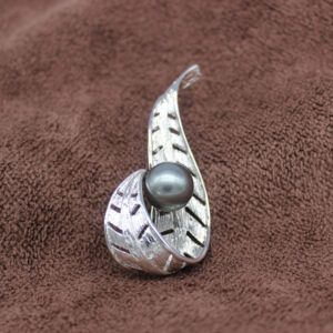 real 11.7mm tahitian black pearl with sterling silver pendant/brooch 321140
