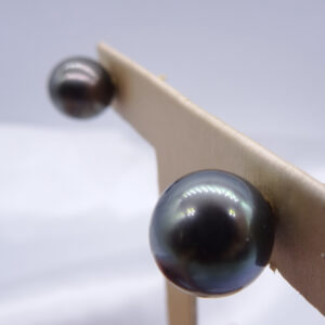 solid 18k gold tahitian black pearl earrings 270380
